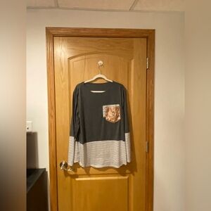 Women’s Size XL Grey & White Stripped Long Sleeve Top w/Rose Gold Pocket Detail